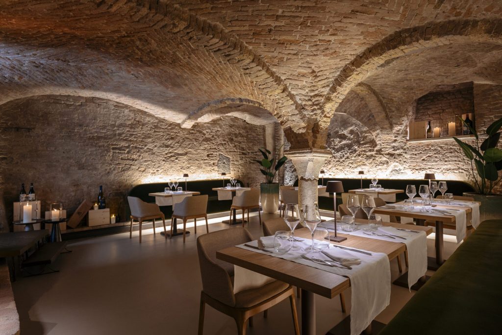 LOCALE-2048x1366